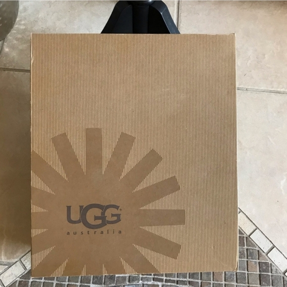 UGG Bailey Boots with button - Picture 8 of 8